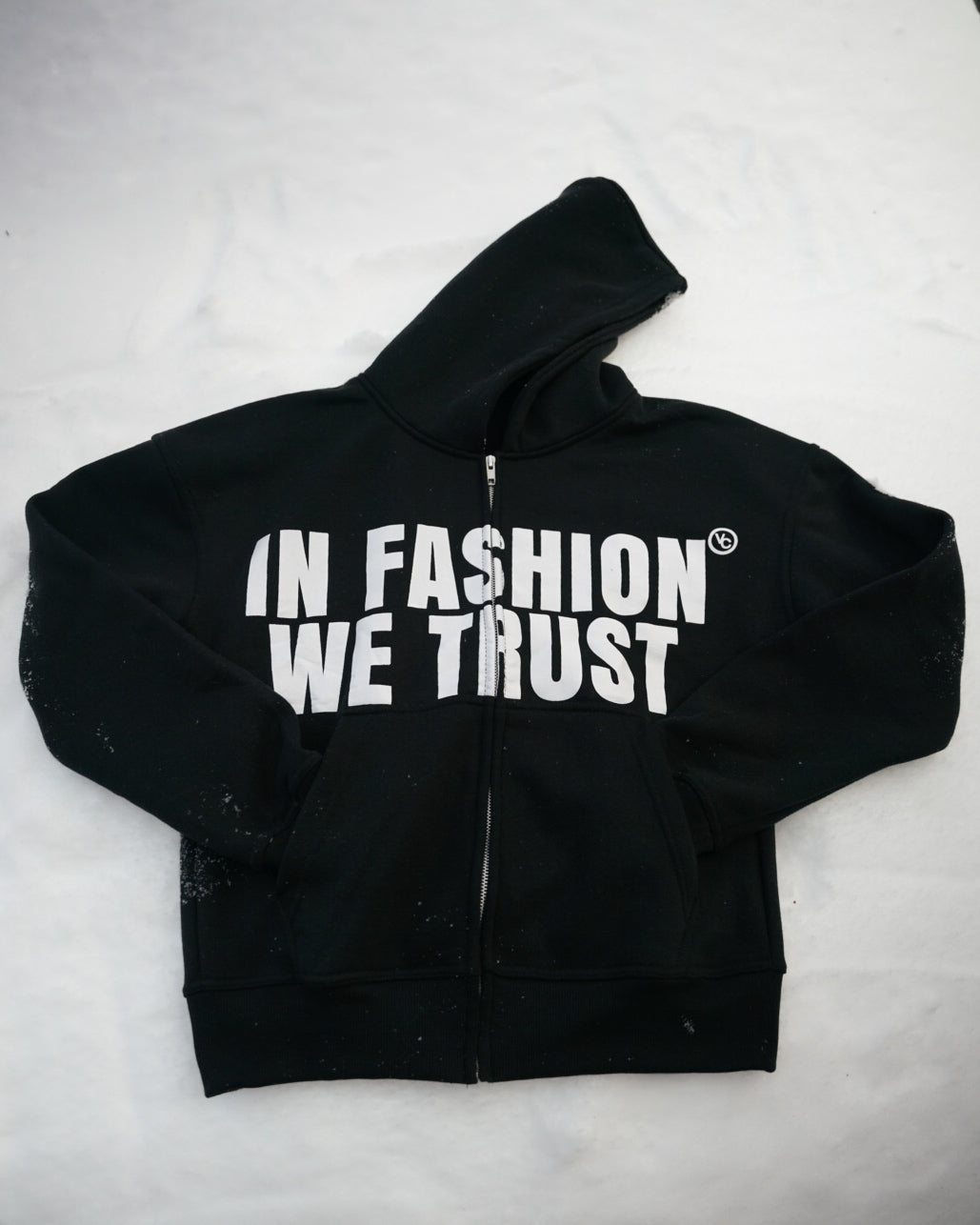 “IN FASHION WE TRUST” BLACK AND WHITE